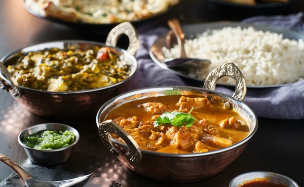 Quels sont les ingrédients pour un curry de pois chiches et épinards au lait de coco ?